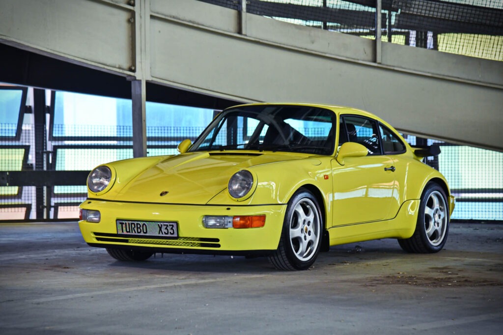 Porsche 964 Turbo in einem Parkhaus.